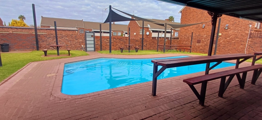 2 Bedroom Property for Sale in Langenhovenpark Free State